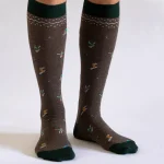 Dandy Street – vendita online – accessori uomo  – calzini uomo cotone – calzini uomo fantasia elegante – calzini con ricamo sciatori – Polka Raspberry Ruda