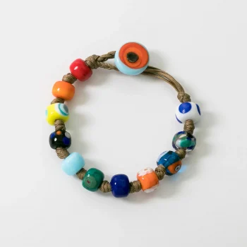 Bracciale da uomo che incarna la moda maschile con Murrine veneziane, di fattura artigianale e chiusura a bottone, un compagno di viaggio prezioso